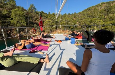 Gemeinsam auf dem Deck des Segelboots Yoga üben