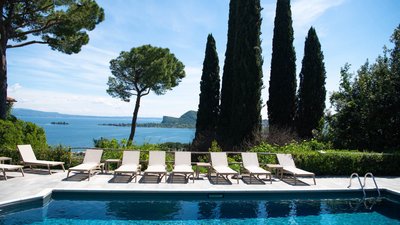 Zur Ruhe kommen am Pool der Villa Schindler
