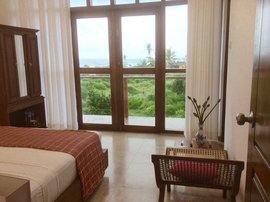 Vom Bett des Komfort Zimmers aus, den wunderschönen Ausblick durch die großen Fenster auf die vielseitige Landschaft genießen