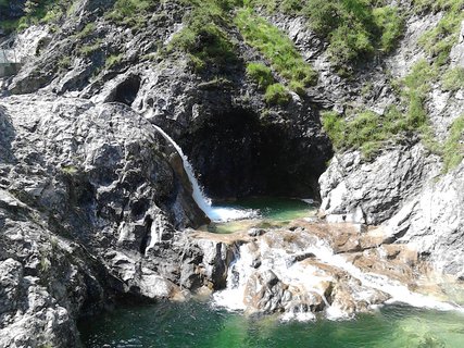 Sanft plätschernd bahnt sich der Fluss seinen Weg durch die Berge im Lechtal