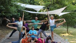 yoga-reise-kroatien-hotel-balatura-yoga-gruppe Die Yoga-Gruppe posiert dynamisch auf der Yoga-Plattform