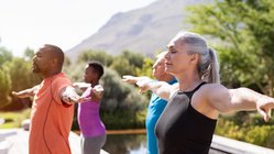 yoga-urlaub-senioren-gruppe-natur Im Yoga Urlaub für Senioren gemeinsam in der Gruppe üben