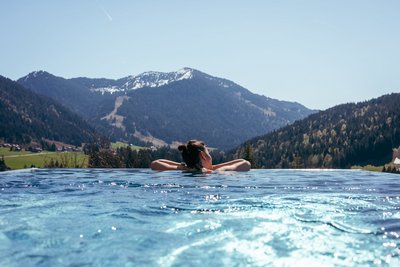 Abkühlung mit Blick in die Berge im Pool