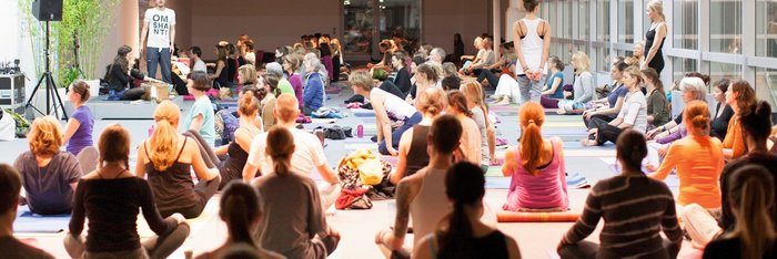 Durch Vorträge und Yogastunden wird das Programm der YogaWorld München abgerundet