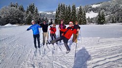 yoga-urlaub-ski-langlauf-deutschland-allgaeu-biohotel-ifenblick-ski-langlauf-gruppe Ski-Langlauf für Anfänger und Fortgeschrittene. Lachen inklusive