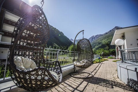 Genießen Sie die Sonne im Garten des Hotels Vier Jahreszeiten und blicken Sie in die Berge des Pitztals