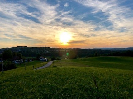 Wunderschöner Sonnenuntergang über den Feldern von Bad Kohlgrub