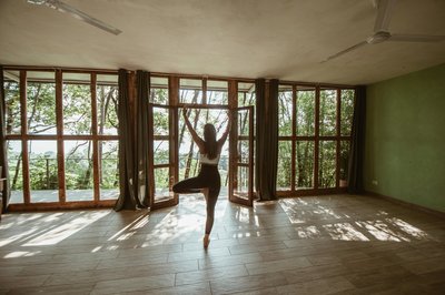Yoga üben mit Blick in die Natur