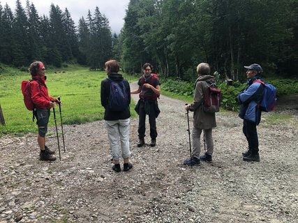 Die Gruppe genießt die Wanderung zusammen