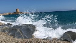 yoga-urlaub-italien-sardinien-hotel-galanias-meer-wellen Genießen Sie das Meeresrauschen auf Sardinien