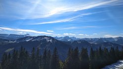 yoga-urlaub-deutschland-allgaeu-bio-hotel-ifenblick-sonne-berge-schnee Blick auf die bergige Landschaft