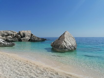 Die Bucht strahlt nur von Blautönen.