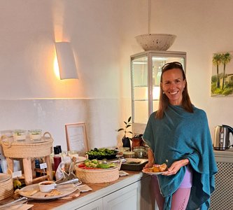 Yogalehrerin Claudia Hubberten beim reichhaltigen Frühstücksbuffet