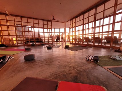 Gemeinsam in der Yoga Shala der Mamiwata Eco Lodge üben