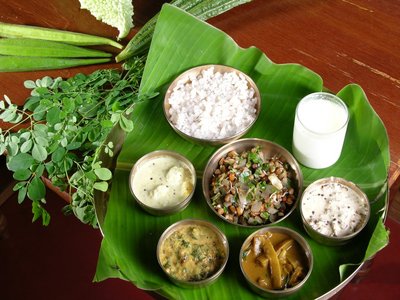 Gesunde ayurvedische Kost präsentiert auf dem traditionellen Thali 
