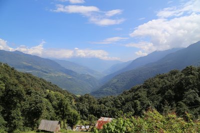 Erleben Sie die Berge, Wälder und Täler auf einem Trekking in Bhutan