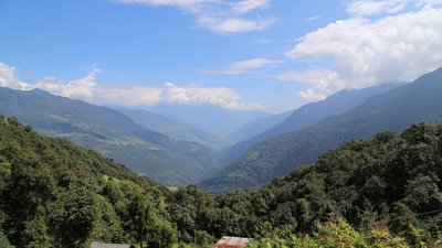 Erleben Sie die Berge, Wälder und Täler auf einem Trekking in Bhutan