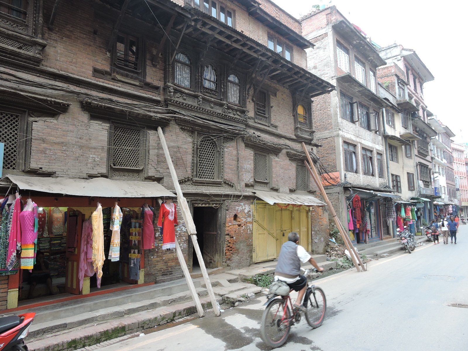 nepal-zerstoertes-gebaeude-stuetze.JPG