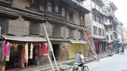 nepal-zerstoertes-gebaeude-stuetze.JPG