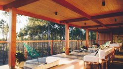 yoga-reisen-portugal-viana-do-castelo-feel-viana-anlage-lounge-terrasse In der offen gestalteten Lounge mit Terrasse genießen Sie die Aussicht auf den Wald