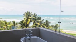 ayurveda-kuren-sri-lanka-ayurvie-weligama-resort-suite-bad Ayurveda Kur mit Luxus: genießen Sie in Ihrem modernen Bad das Rauschen des Meeres hautnah