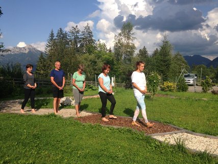 Im Garten des Naturhotels Lechlife erwartet Sie ein Barfußparcur unter freiem Himmel
