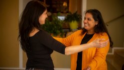 ayurveda-reisen-deutschland-bad-orb-sathya-ayurveda-hotel-villa-am-park-check-in-frauen Das nette Team des Sathya Ayurveda Hotel sorgt für eine Wohlfühlatmosphäre von Anfang an