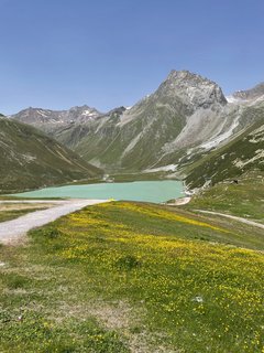 Genießen Sie den Ausblick auf die Bergwelt rund um den Rifflesee