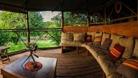 Entspannen Sie in der Lounge im Isoitok Camp mit Blick ins Grüne