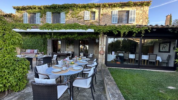 Terrasse mit Tisch
