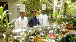 ayurveda-reisen-sri-lanka-kuren-urlaub-surya-lanka-resort-hotel-ayurveda-essen-koeche Bedienen Sie sich am leckeren ayurvedischen Buffet im Palmengarten des Surya Lanka