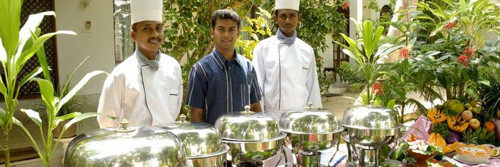 Bedienen Sie sich am leckeren ayurvedischen Buffet im Palmengarten des Surya Lanka
