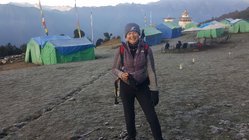 asien-reisen-bhutan-rundreise-wanderung-frau-zelte Auf 4000m in Bhutan in einem Camp schlafen