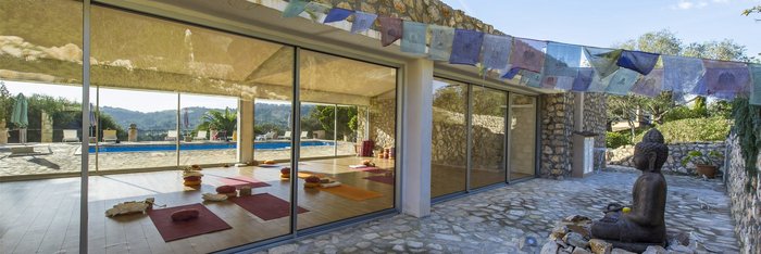 Der schöne Yogaraum der Finca mit Blick auf die Natur