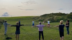 yoga-urlaub-deutschland-naturhotel-baltrum-gruppe-kreis Wohltuende Yoga-Einheiten in der Natur