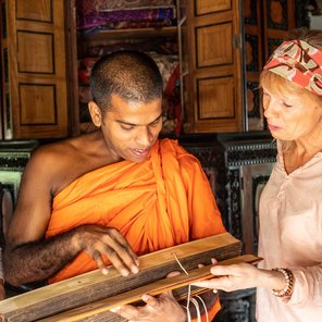 Zwei Frauen und ein Mönch bei einer Palmblattlesung