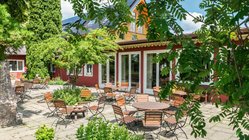 yoga-reisen-deutschland-alpen-bio-seminarhotel-seinz-garten-terrasse Genießen Sie die Sonne auf der schönen Terrasse im Garten des Hotels
