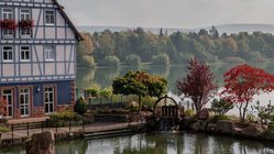 yoga-urlaub-deutschland-seehotel-niedernberg-dorf-am-see-anlage-see Umringt von grünen Wäldern liegt das Seehotel Niedernberg an einem ruhigen See