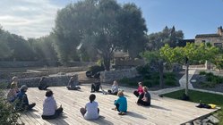 yoga-reisen-spanien-mallorca-finca-son-mola-vell-plattform Entspannende Yoga-Einheiten genießen