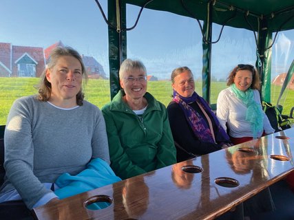Die Reisegruppe hat viel Spaß auf Baltrum
