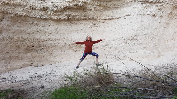 Yogalehrerin Monika Rapp am Strand