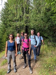 Ausgiebige Wanderungen durch die Berge schafft strahlende Gesichter