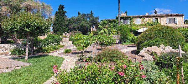 Die Finca Son Mola Vell liegt inmitten der grünen Anlage