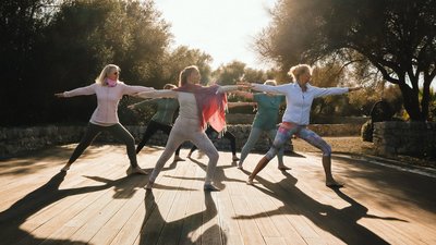 Die Yoga-Plattform im Garten der Finca Die Yoga-Plattform im Garten der Finca