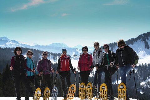 Stolze Gesichter während einer Wanderung durch den Schnee