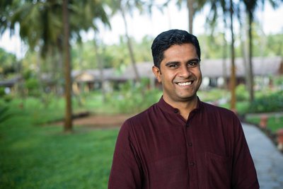 Dr. Vignesh Devraj ist absoluter Experte und einer der besten Ayurveda Ärzte Indiens