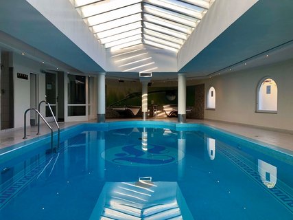 Am Nachmittag können Sie ein erfrischendes Bad im Innenpool des Hotels nehmen