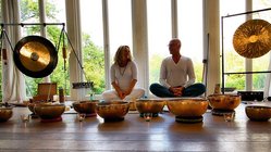 yoga-klang-andreas-aurelia-ueberschuss-klangschalen Der Klang der Klangschalen
