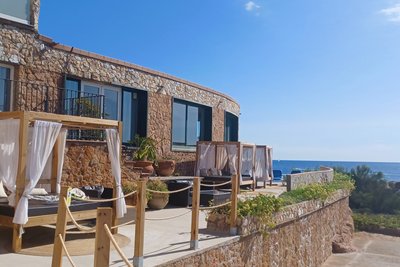 Auf den gemütlichen Day Beds können Sie nach Ihrer Behandlung den Ausblick genießen