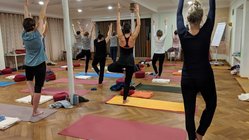 yoga-urlaub-deutschland-seinz-anlage-yogaraum-yoga Yoga in entspannter Atmosphäre im SEINZ Seminarhaus